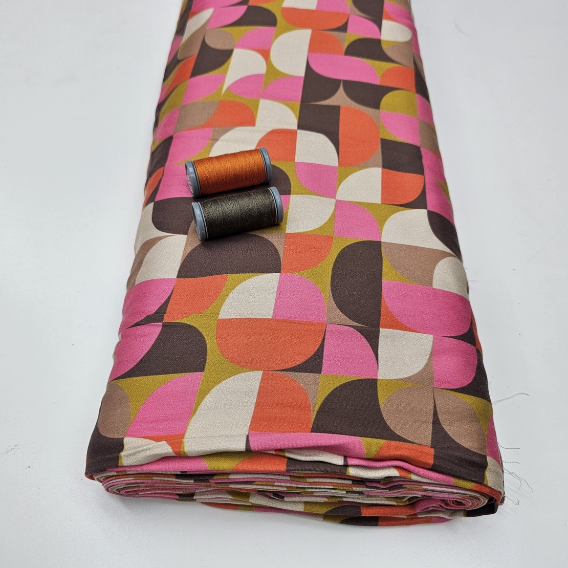 אריג ויסקוזה דפוס גאומטרי גווני ורוד בז חום דגם שרה