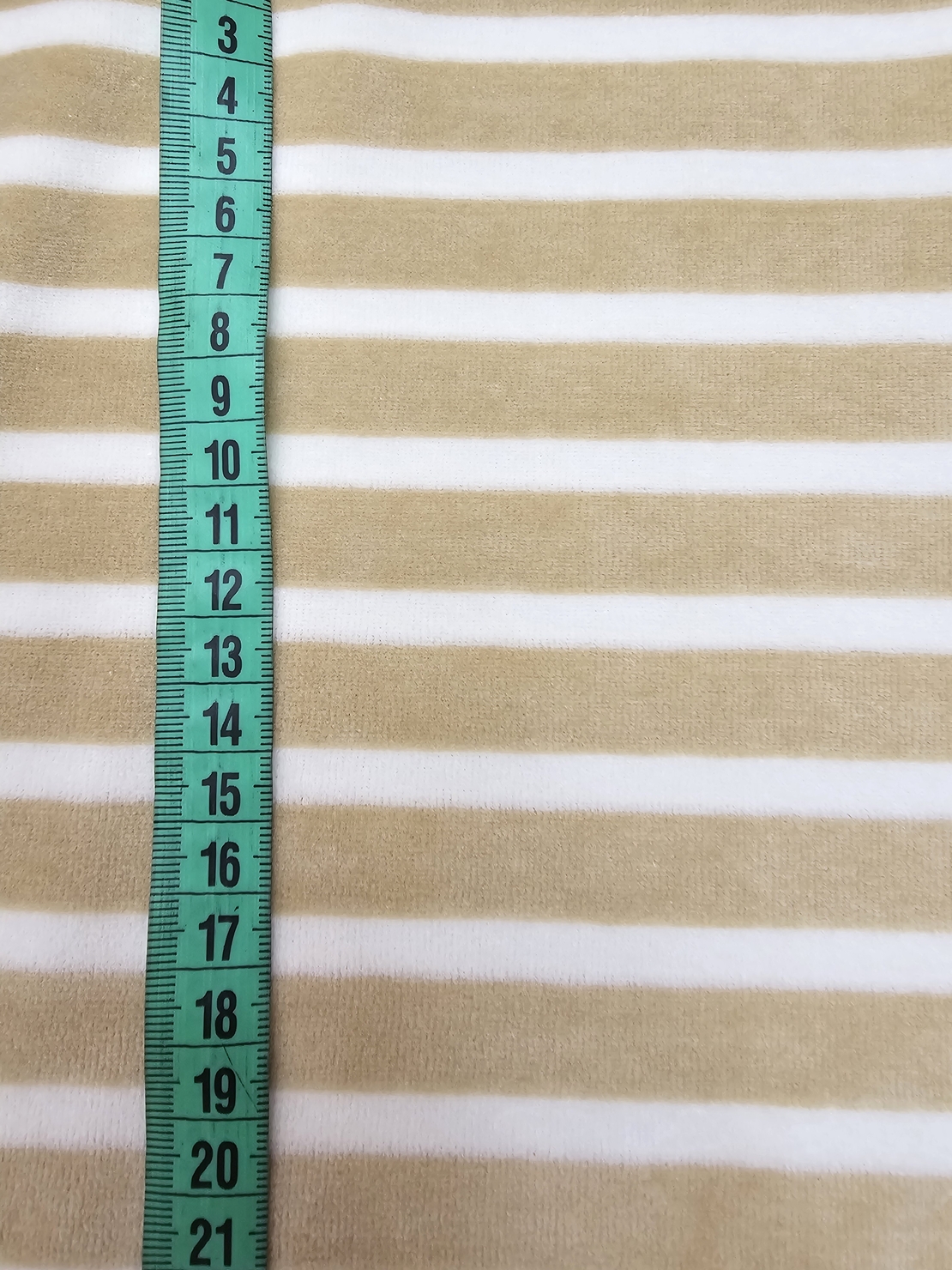 קטיפה ניקי פסים גווני בז שמנת