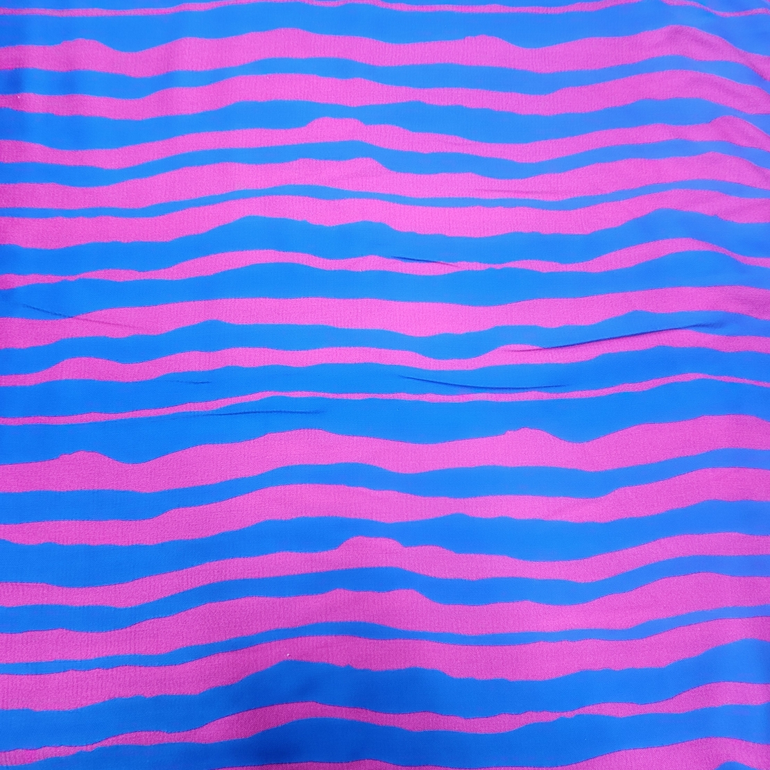 אריג ויסקוזה סטן דפוס פסים אסימטרים גווני קובלט פוקסיה