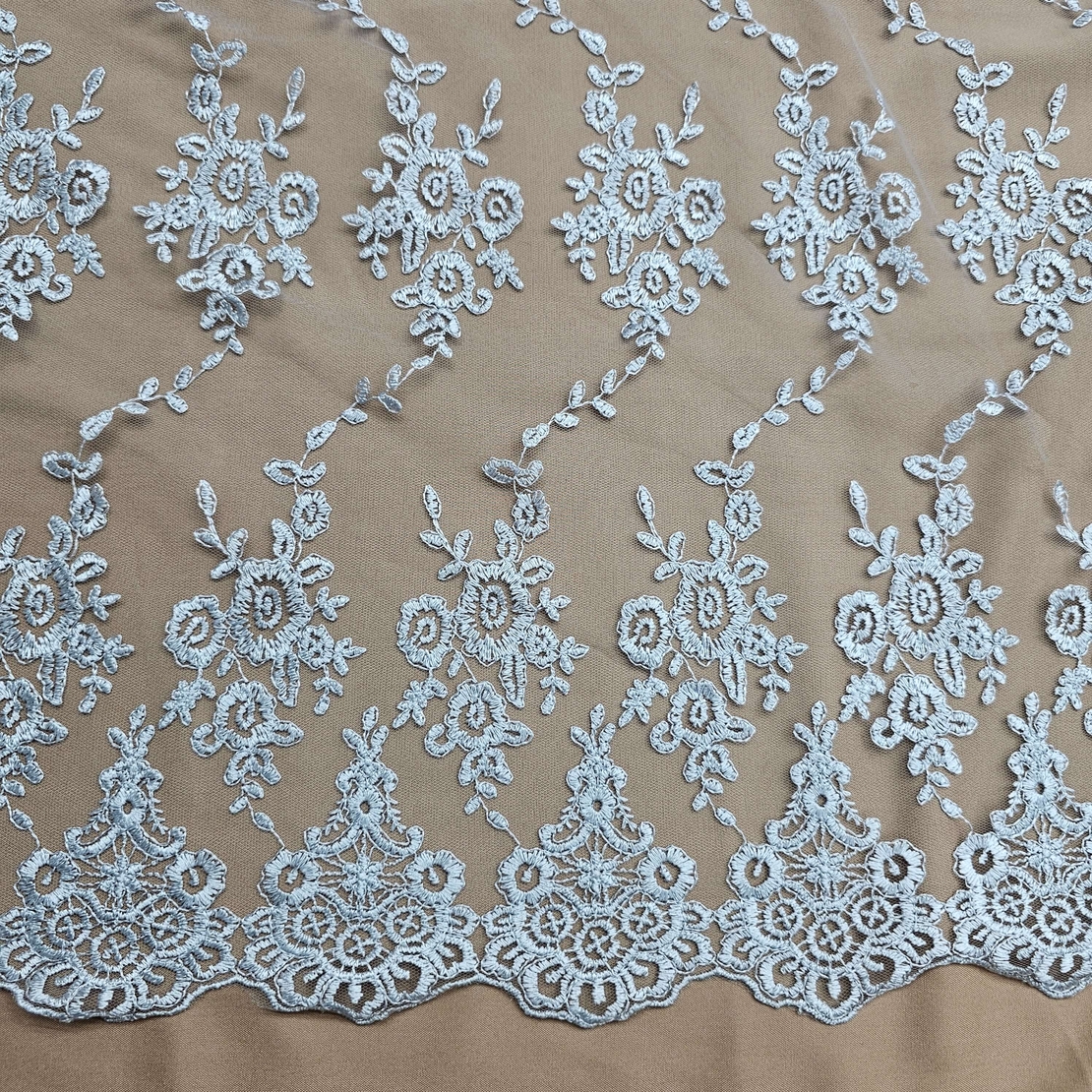 תחרה בצבע אפור כסוף עדין