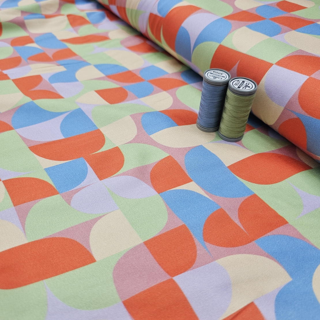 אריג ויסקוזה דפוס גאומטרי גווני מנטה תכלת דגם שרה