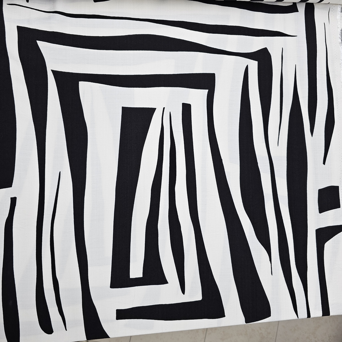 אריג פשתן ויסקוזה דפוס אמורפי בגווני שחור לבן