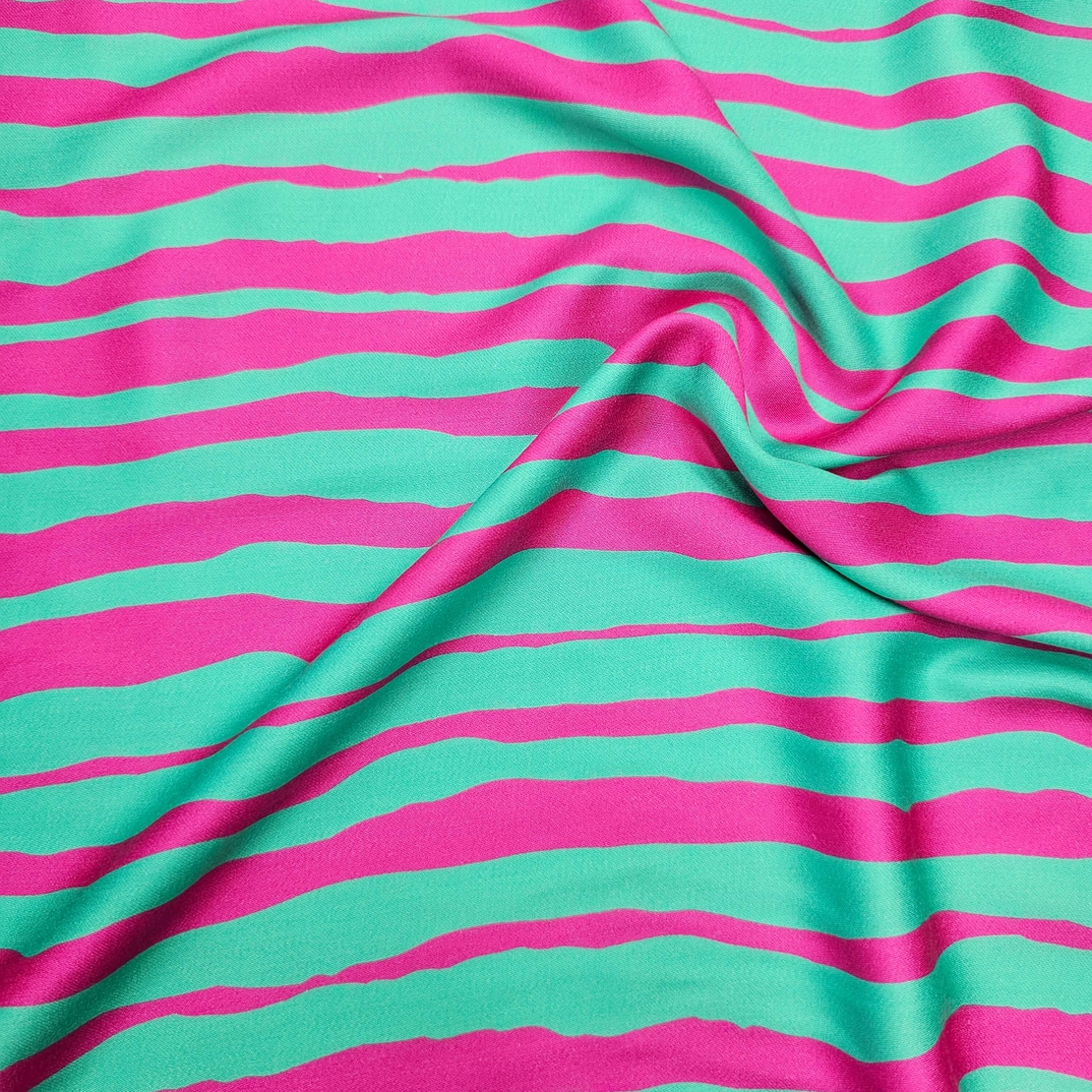 אריג ויסקוזה סטן דפוס פסים אסימטרים גווני מנטה ורוד