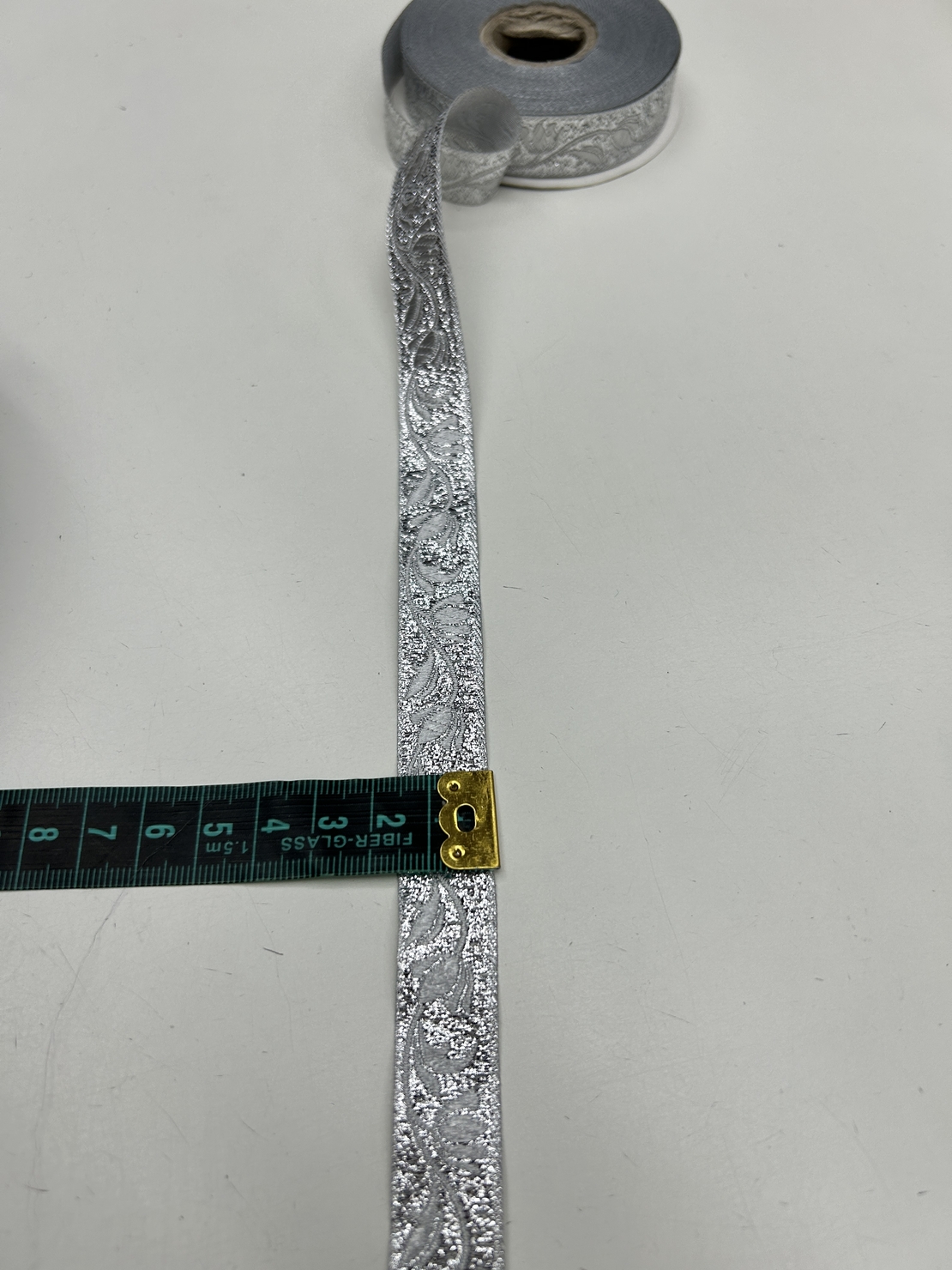 סרט קישוט גקארד צבע כסף 1.5 ס״מ דגם 2