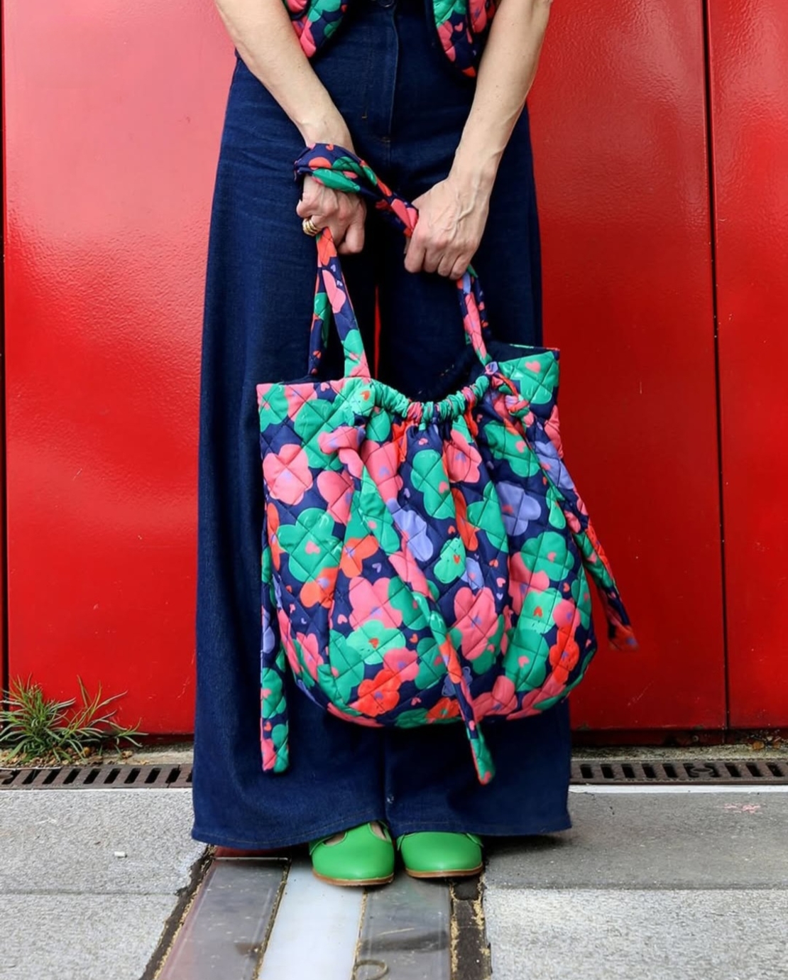 אריג קווילט דו צדדי דפוס פרחים צבעוניים על רקע נייבי