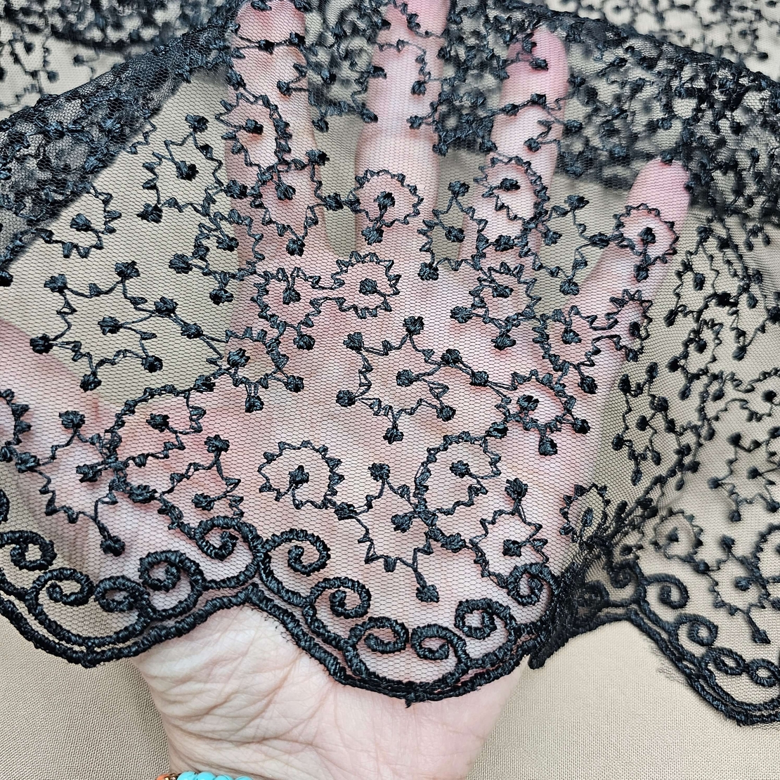 תחרה צבע שחור דוגמה עדינה דגם נטלי