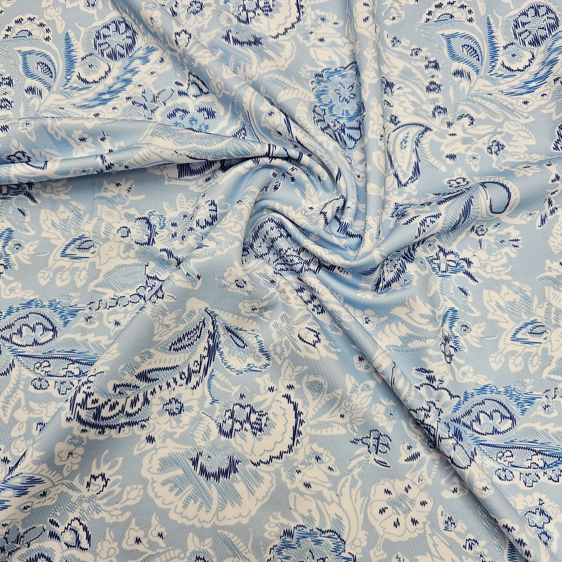 לייקרה דפוס בנדנה על רקע תכלת