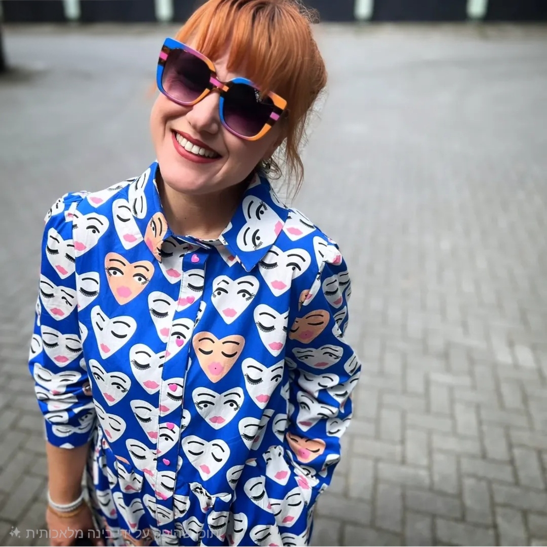 אריג כותנה דפוס לבבות שמחים על רקע כחול