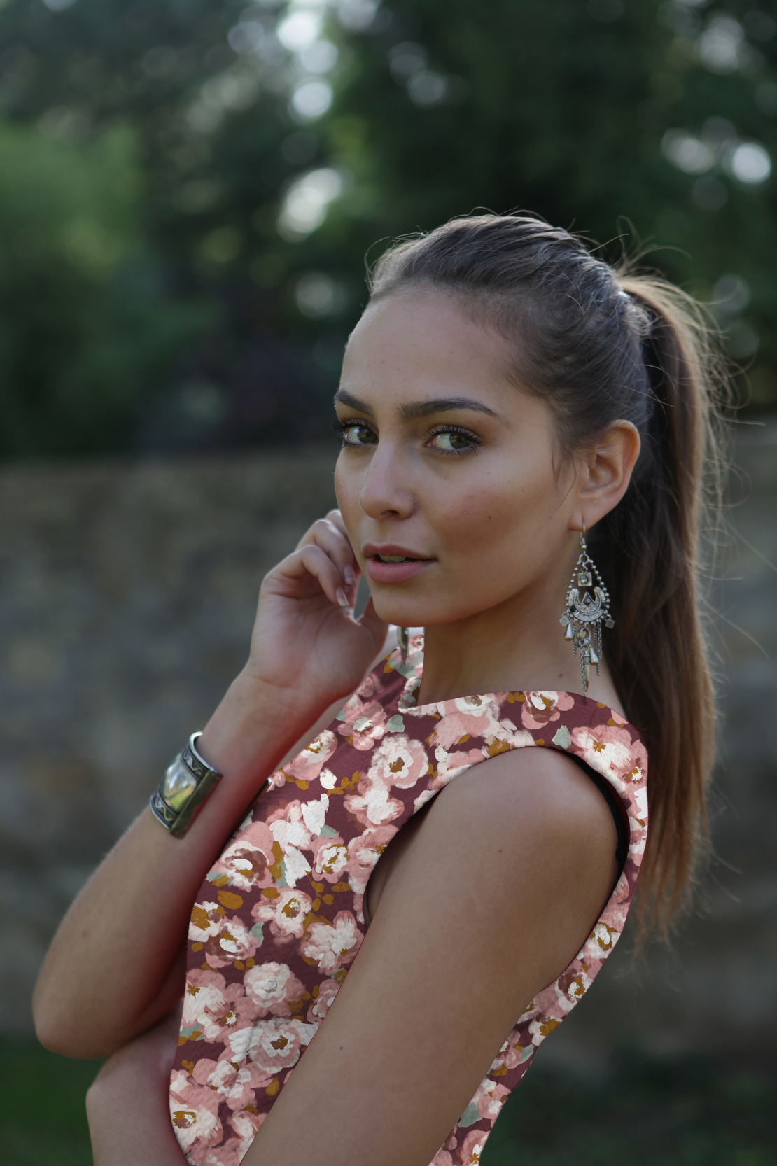 אריג ויסקוזה לייקרה דפוס פרחים על רקע בורדו דגם עומר