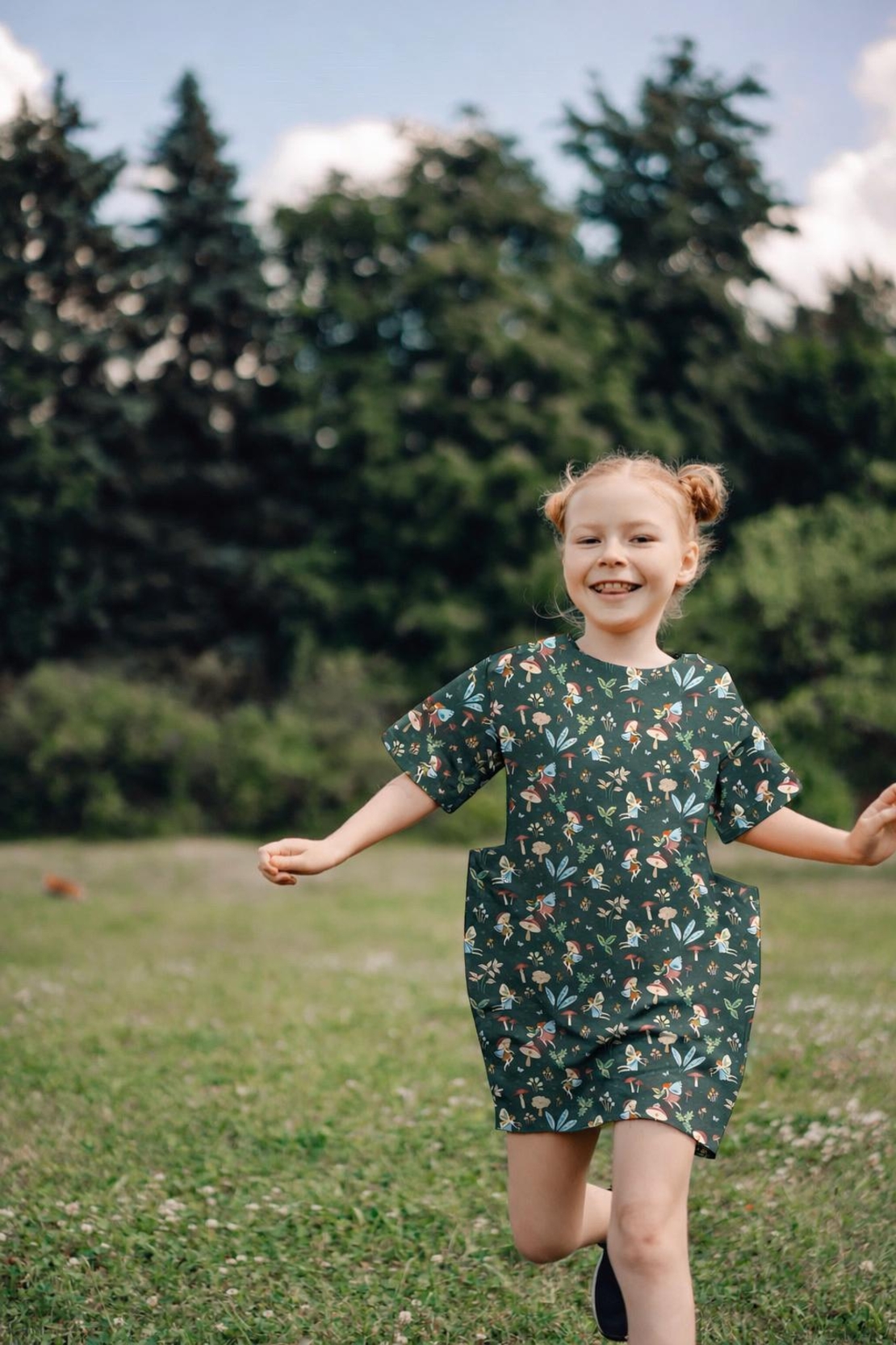 אריג כותנה דפוס פיות קסומות על רקע ירוק