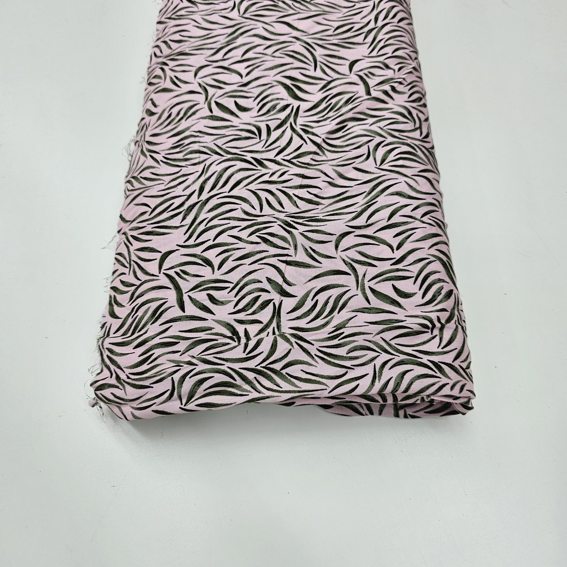 אריג ויסקוזה דפוס עלעלים מאורכים על רקע ורוד בלט