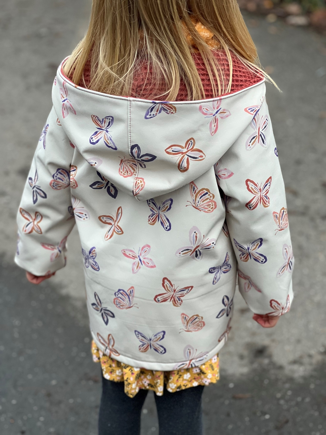 סופטשל דפוס פרפרים דיגיטלי על רקע לבן