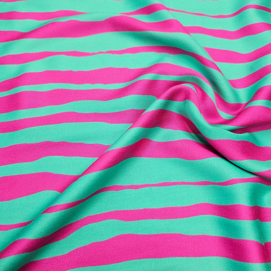 אריג ויסקוזה סטן דפוס פסים אסימטרים גווני מנטה ורוד