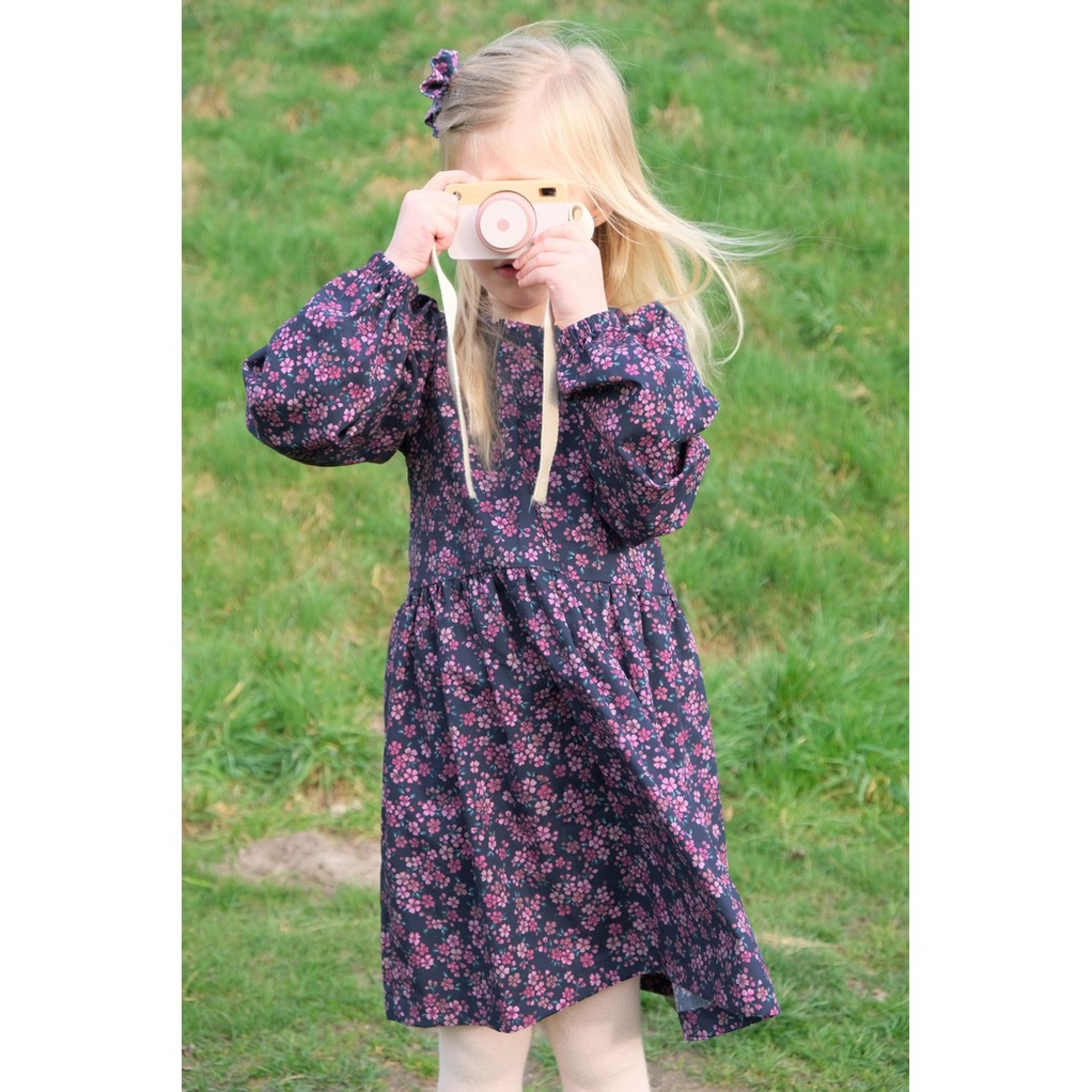 אריג כותנה דפוס פריחה אורבנית על רקע נייבי