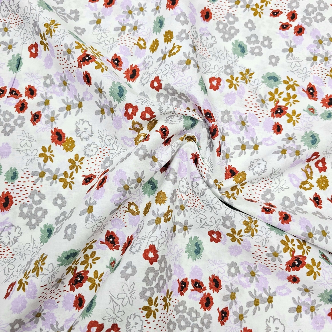 אריג כותנה פרחים בסגנון כפרי על רקע לבן דגם מאי