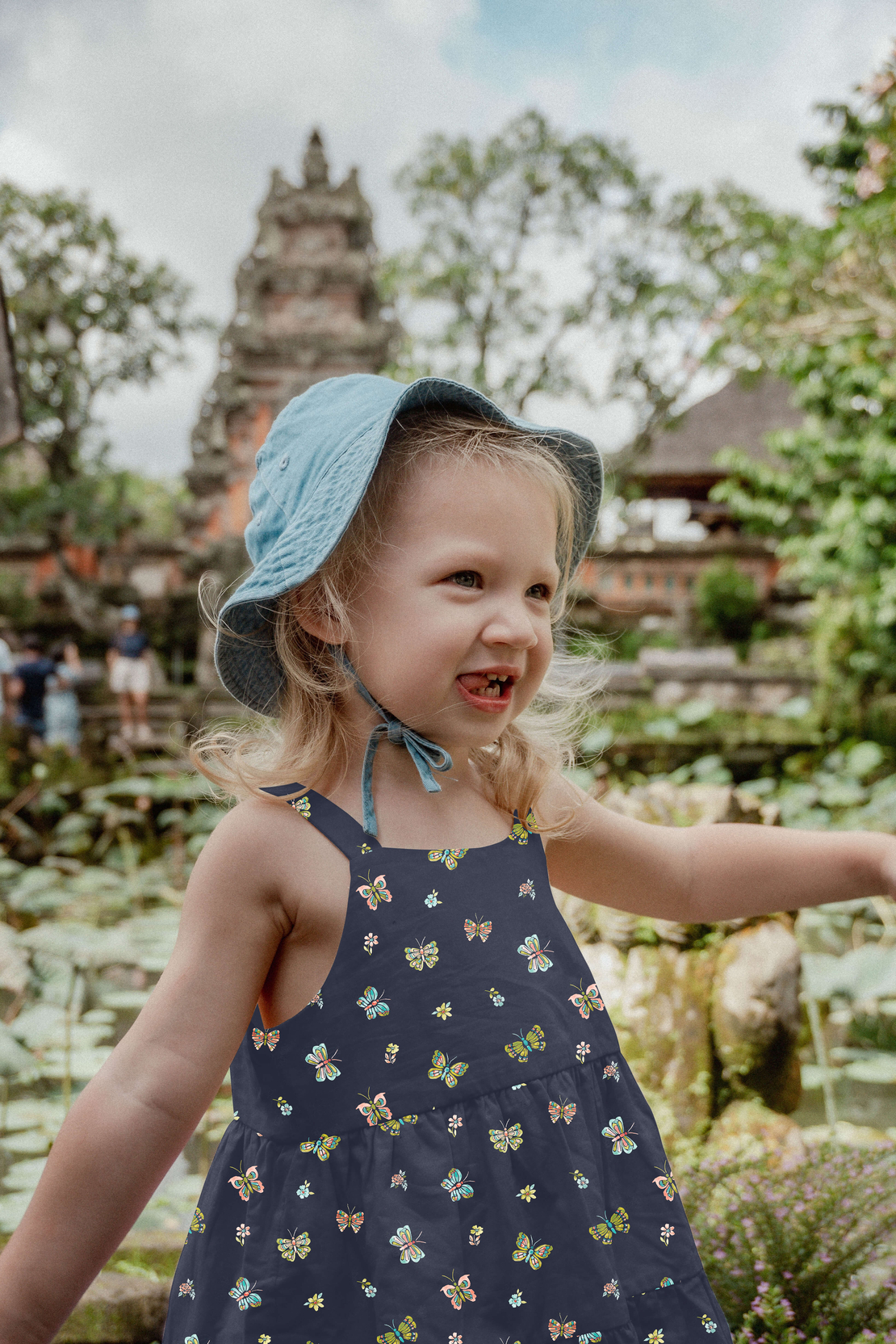 אריג כותנה דפוס פרפרים על רקע כחול כהה