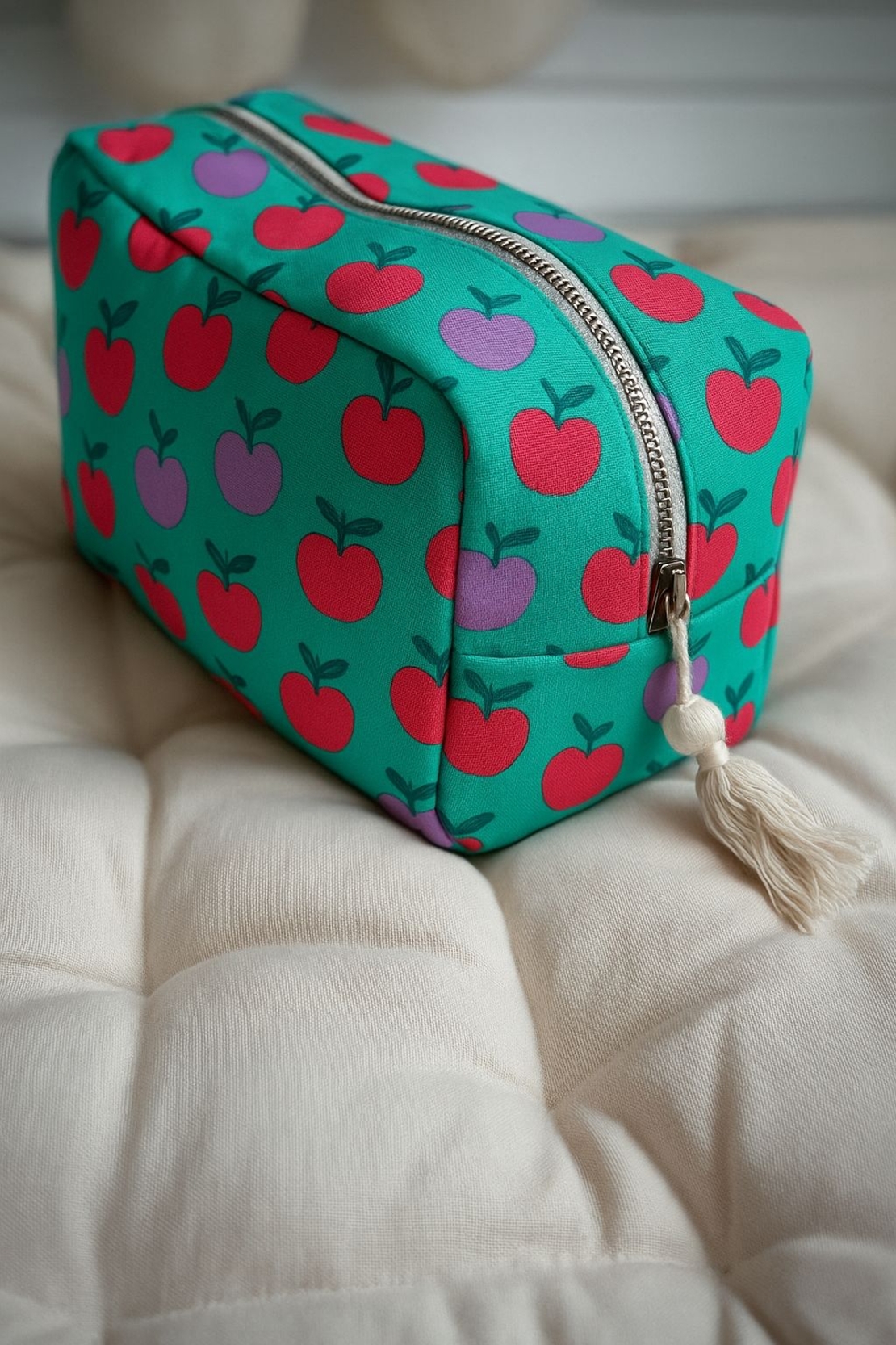 אריג כותנה דפוס פירות על רקע פטרול כהה