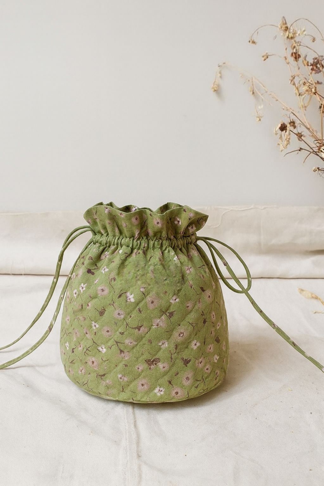 אריג כותנה דפוס פרחי פעמונית קטנים על רקע פיסטוק