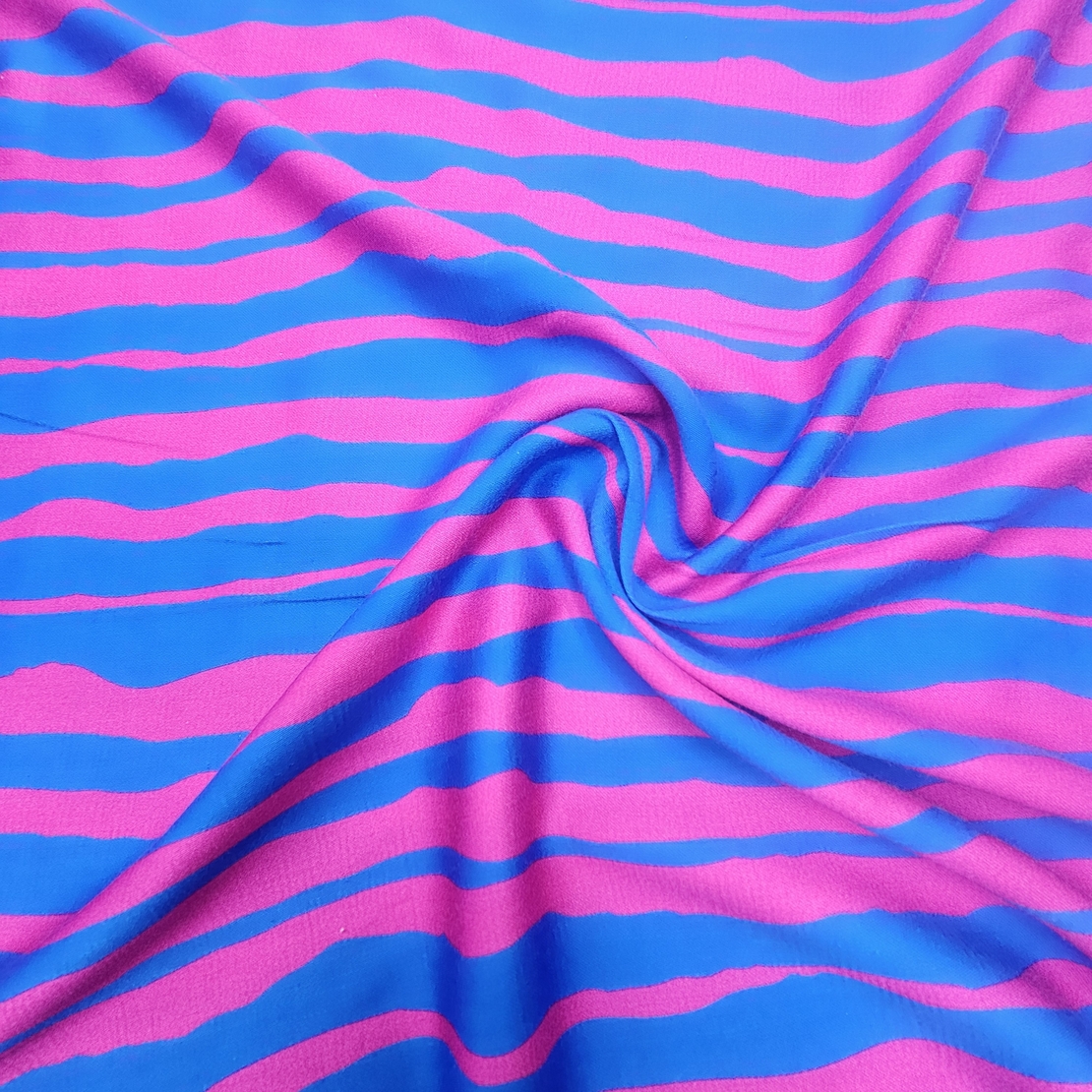 אריג ויסקוזה סטן דפוס פסים אסימטרים גווני קובלט פוקסיה