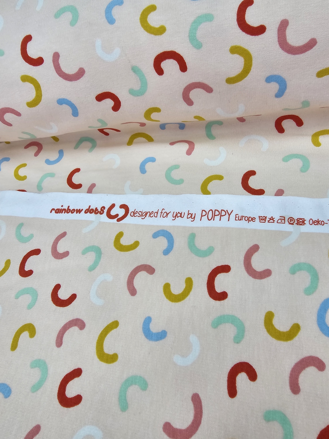 פוטר דפוס קשתות צבעוניות על רקע סלמון בהיר