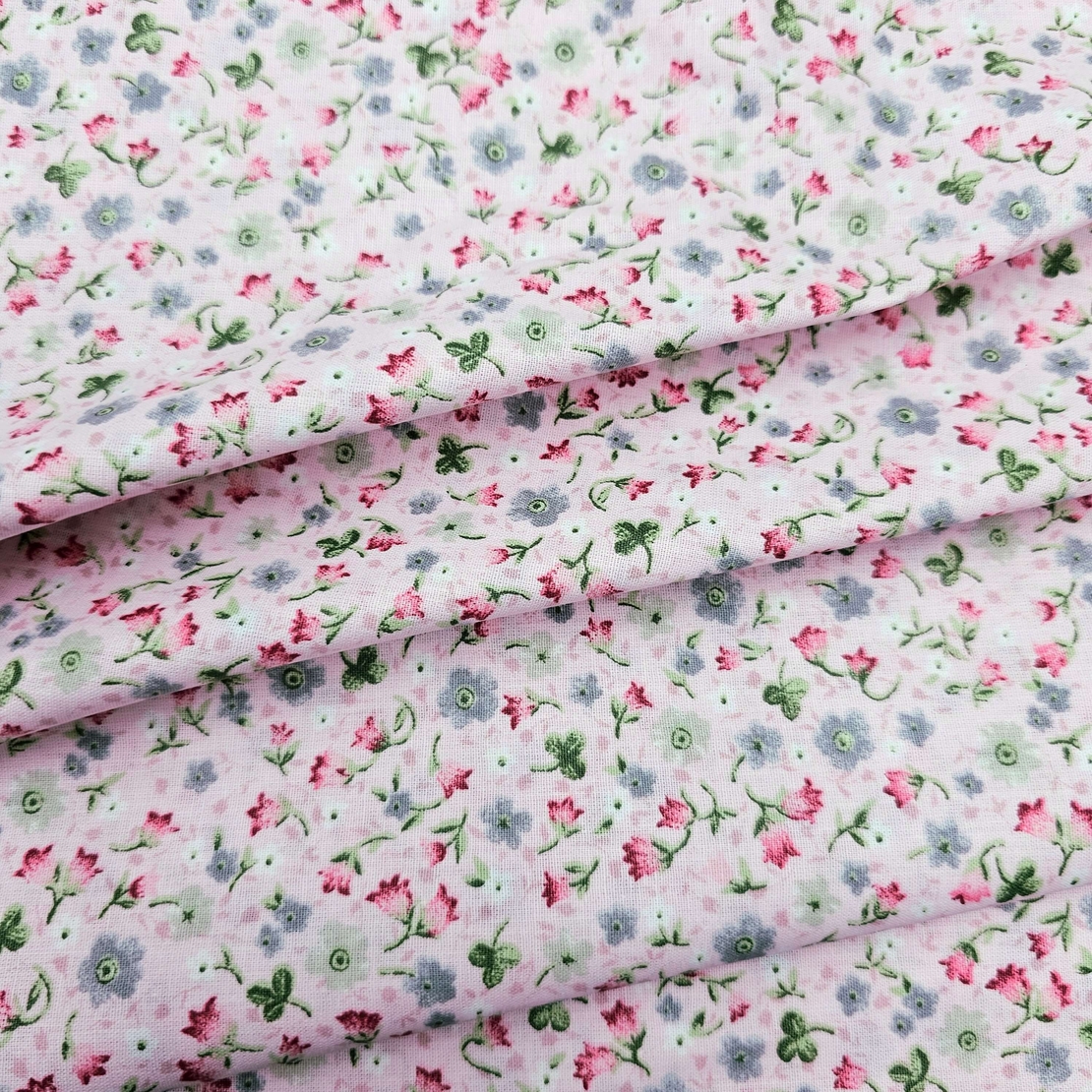 אריג כותנה דפוס פרחים קטנים על רקע ורוד דגם שני