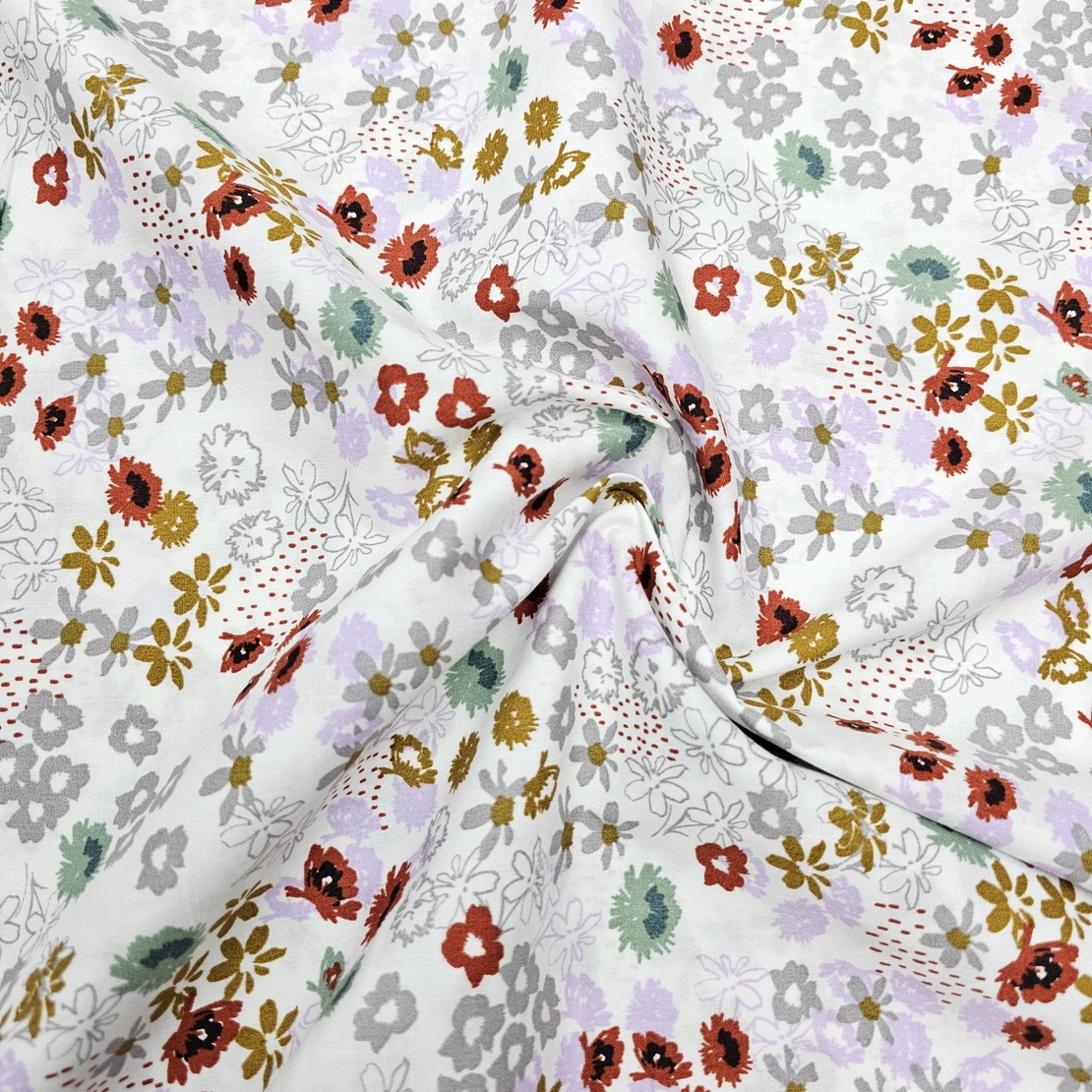 אריג כותנה פרחים בסגנון כפרי על רקע לבן דגם מאי