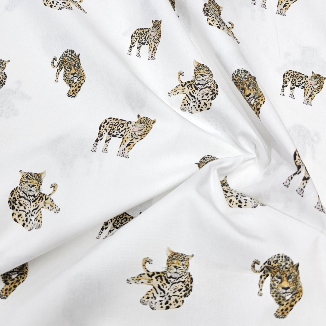 אריג כותנה דפוס נמרים על רקע לבן