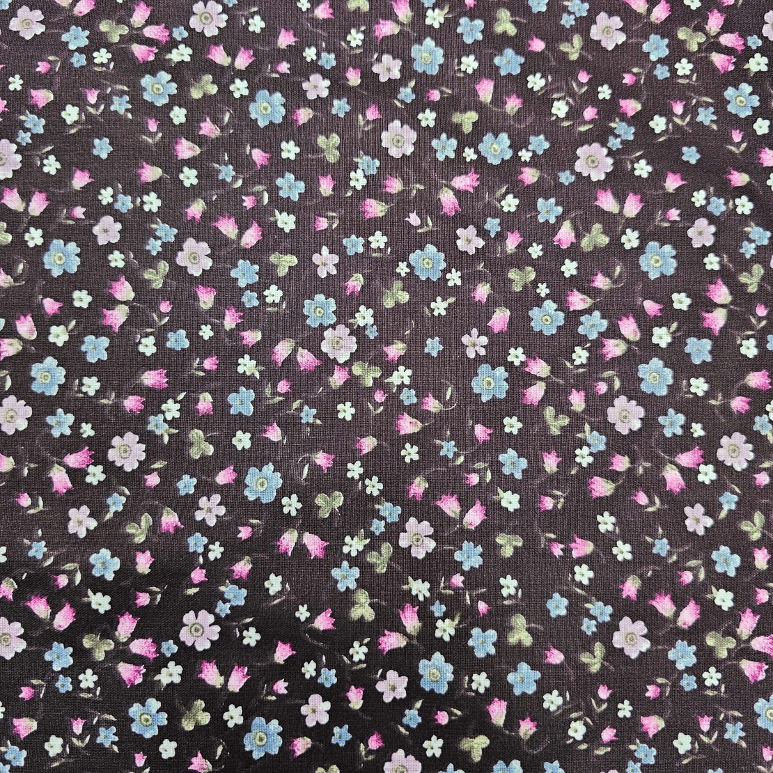 אריג כותנה דפוס פרחים קטנים על רקע חציל כהה