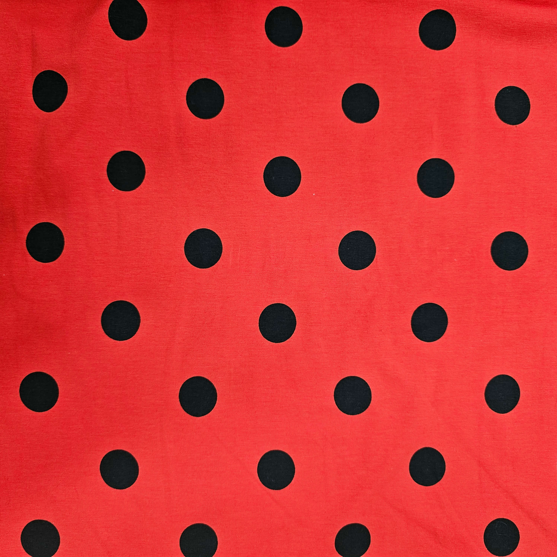 טריקו כותנה דפוס נקודות על רקע אדום