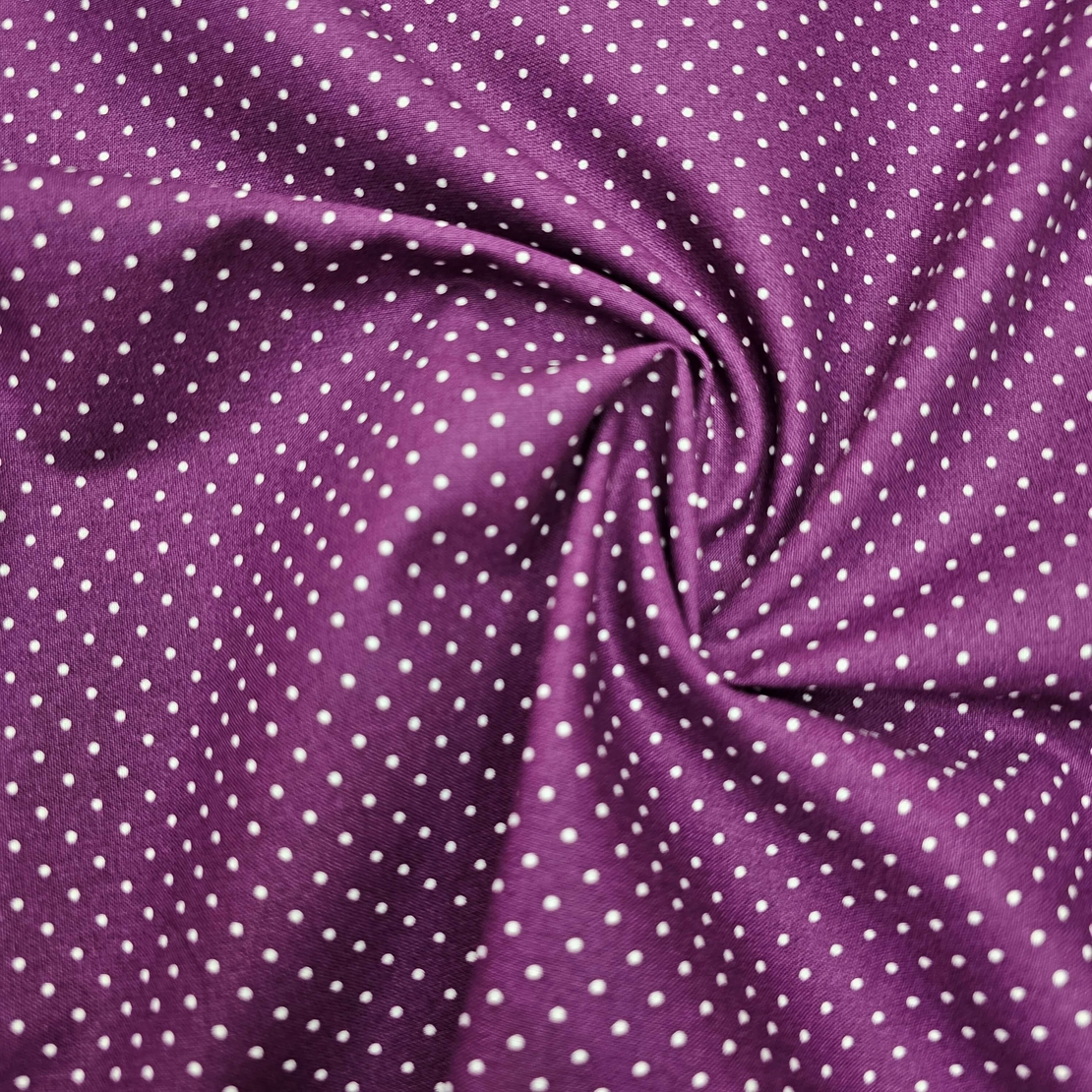 אריג כותנה דפוס נקודות סיכה על רקע סגול