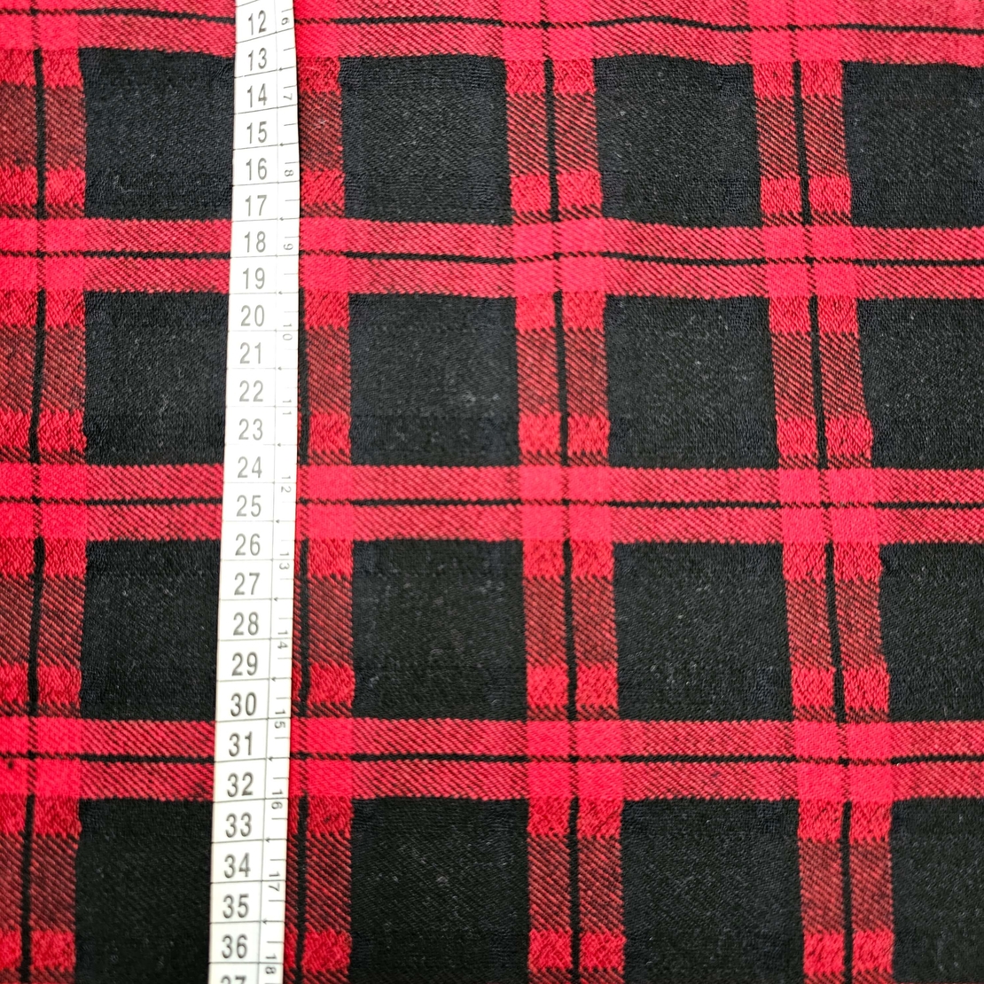 אריג צמר משבצות גווני אדום חי ושחור