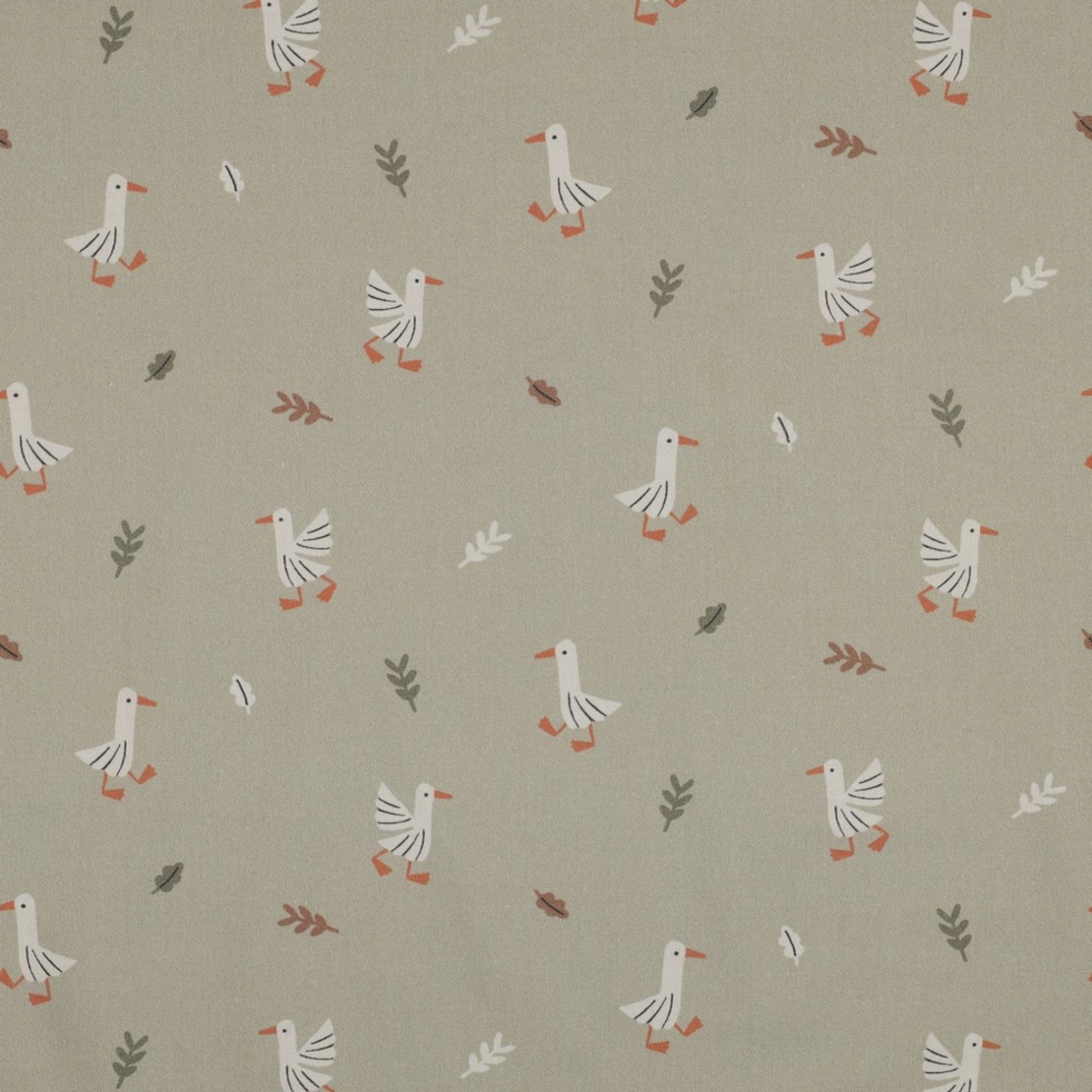 אריג כותנה דפוס אווזים בחווה על רקע ירוק מרווה