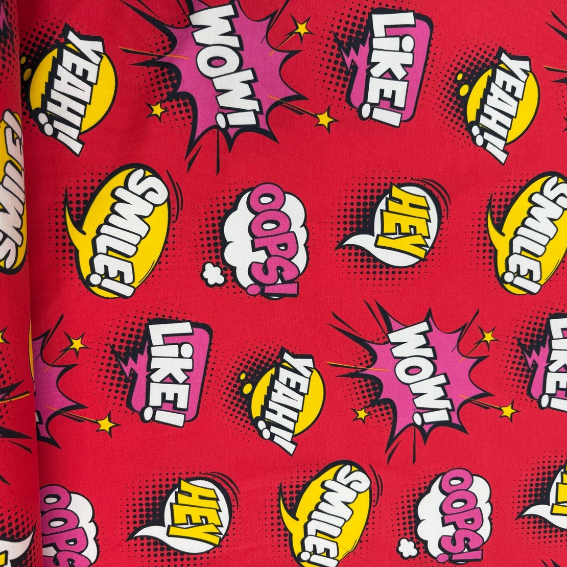 בד פוטר דפוס קומיקס על רקע אדום