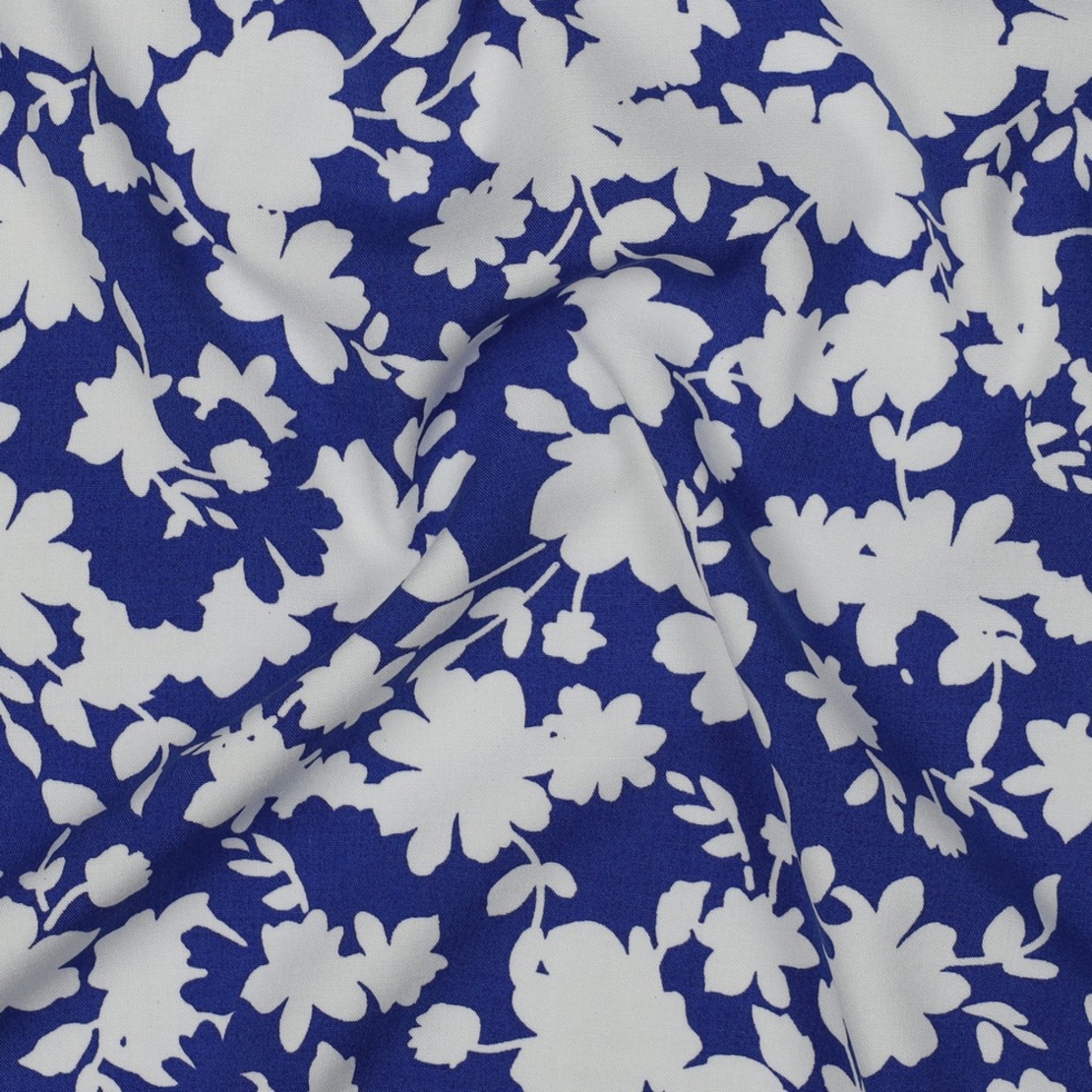 אריג ויסקוזה לייקרה דפוס פרחים לבנים על רקע קובלט