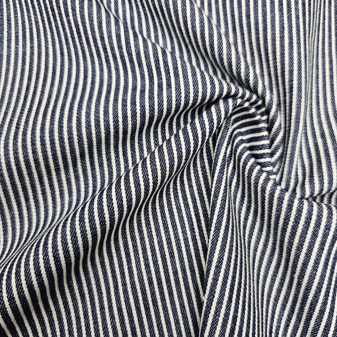 אריג גינס פסים דקים על רקע כחול כהה