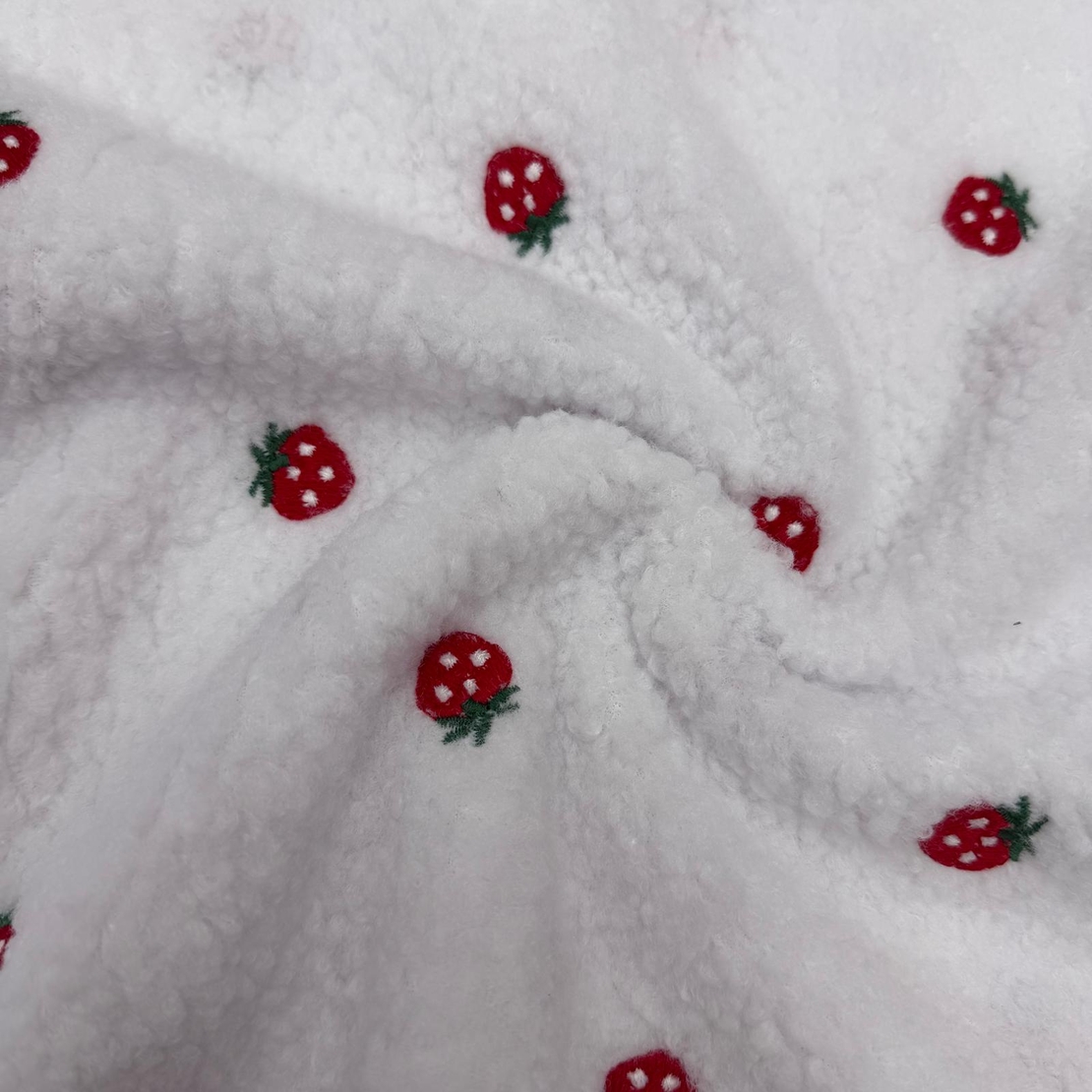 בוקלה טדי רקמת תותים על רקע לבן