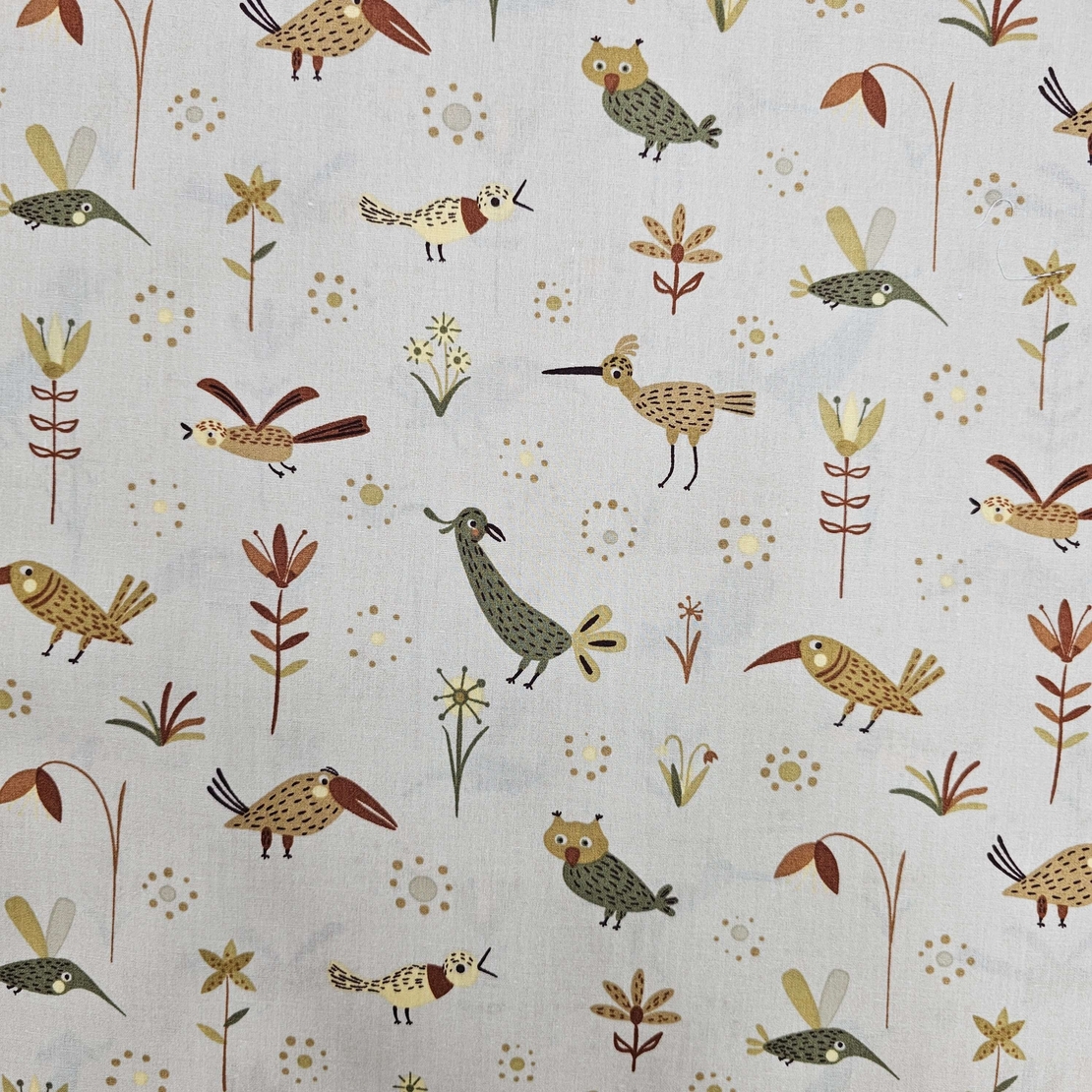 אריג כותנה דפוס בעלי כנף על רקע בז