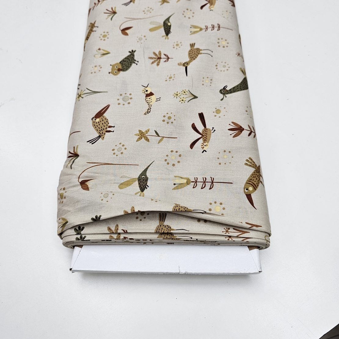 אריג כותנה דפוס בעלי כנף על רקע בז