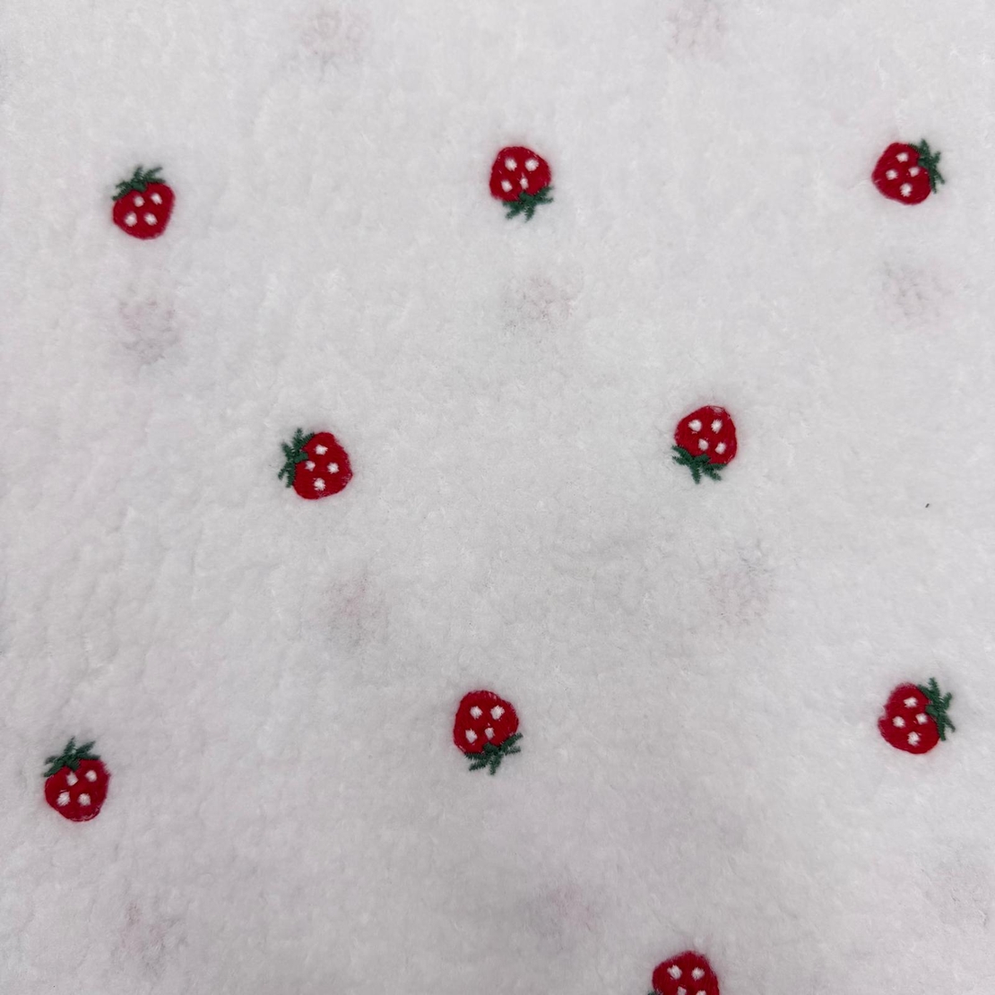 בוקלה טדי רקמת תותים על רקע לבן