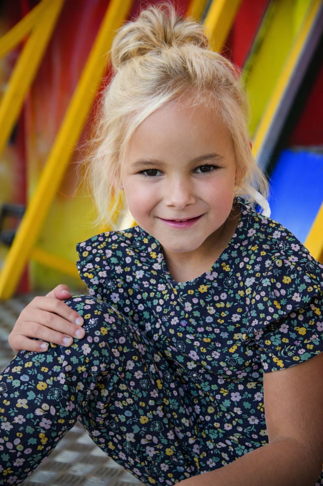 טריקו כותנה אורגני פרחים קטנים שמחים על רקע כחול כהה