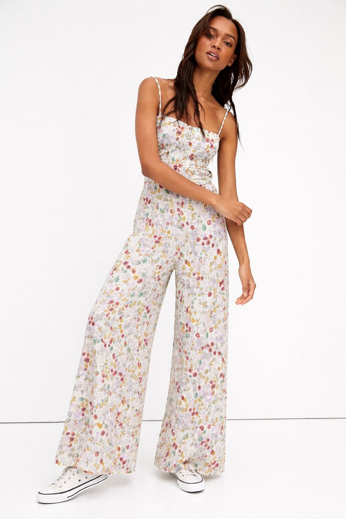 אריג כותנה פרחים בסגנון כפרי על רקע לבן דגם מאי