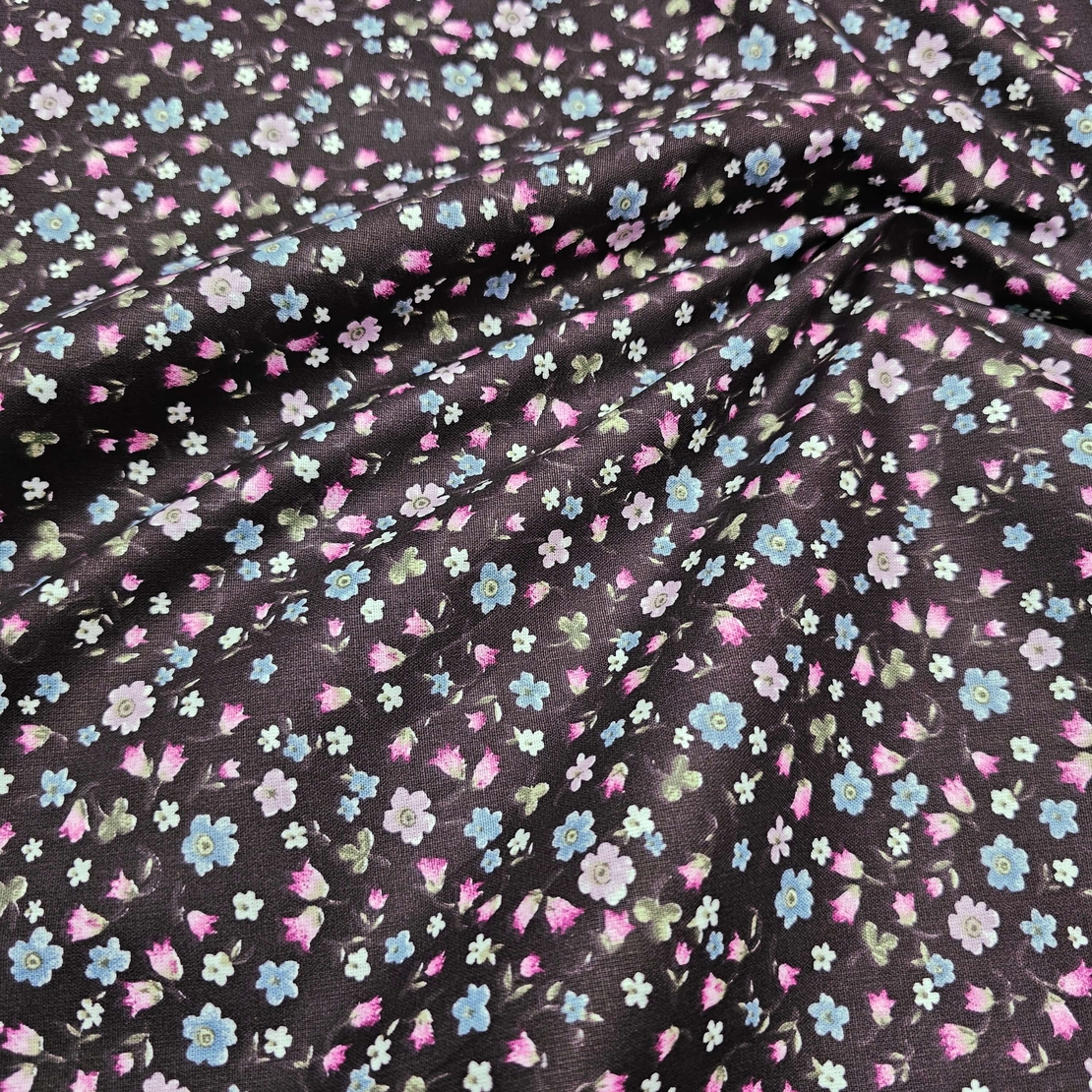 אריג כותנה דפוס פרחים קטנים על רקע חציל כהה