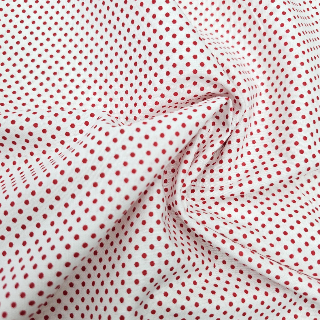 אריג כותנה נקודות סיכה אדום על רקע לבן