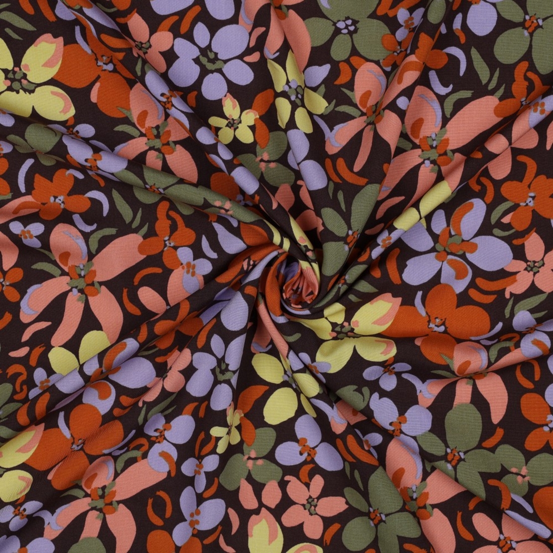 אריג ויסקוזה דפוס פריחה מרהיבה על רקע חום