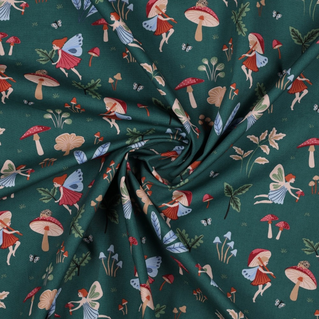 אריג כותנה דפוס פיות קסומות על רקע ירוק