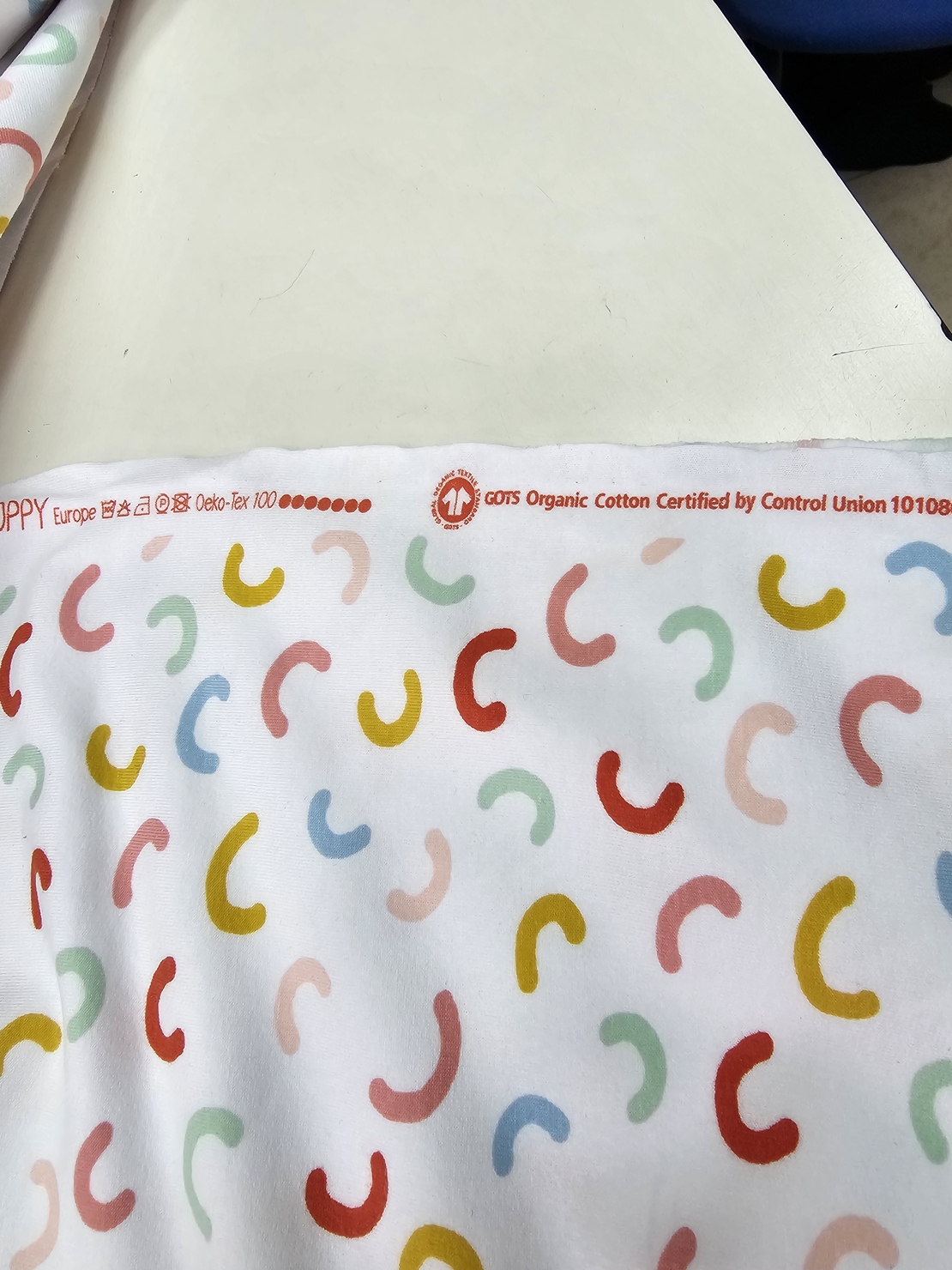פוטר דפוס קשתות צבעוניות על רקע לבן 1