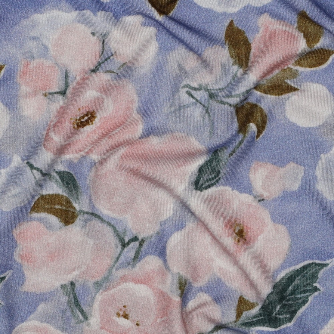 טריקו ויסקוזה דפוס פרחי לילך על רקע תכלת