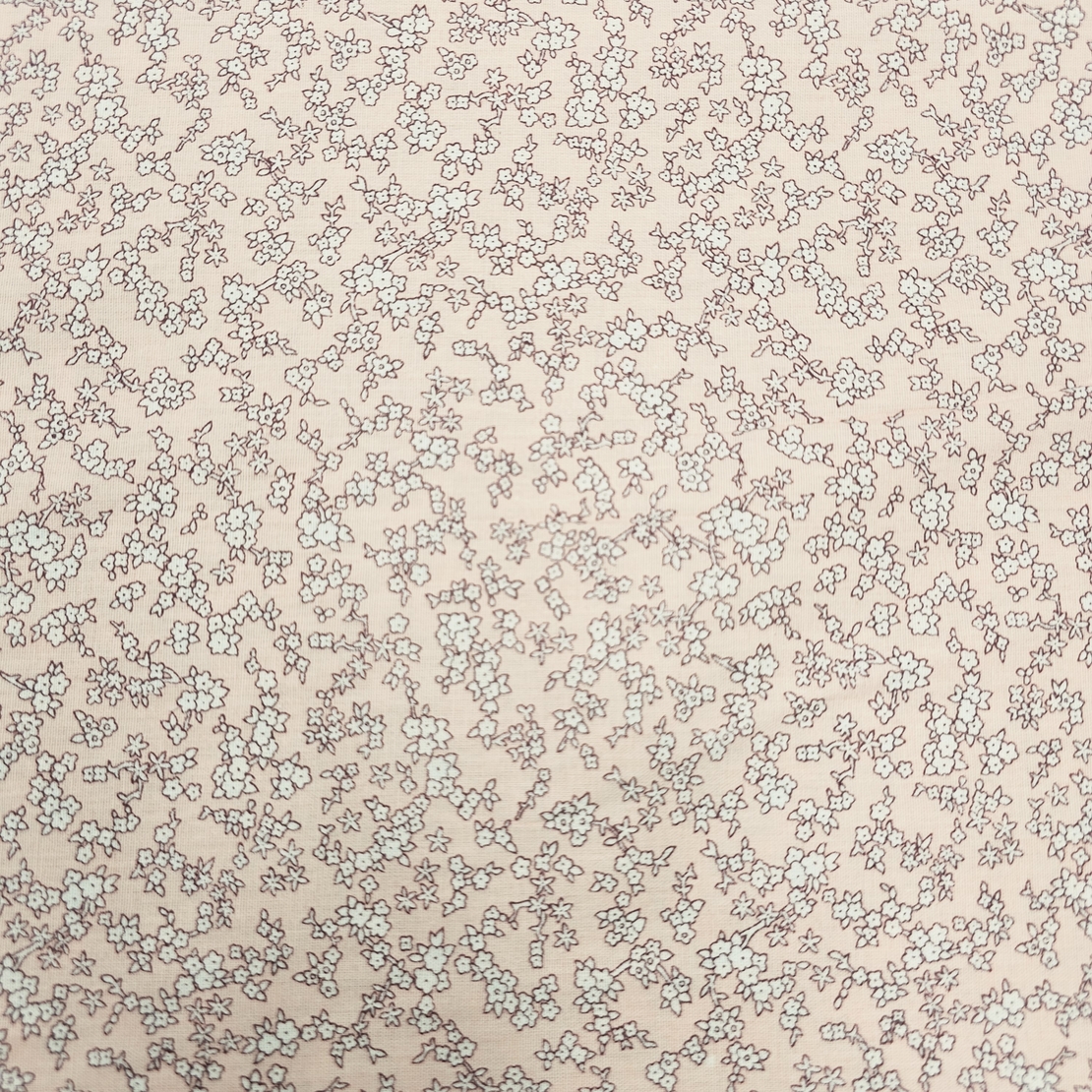 אריג כותנה דפוס פרחים קטנים על רקע פודרה דגם בר