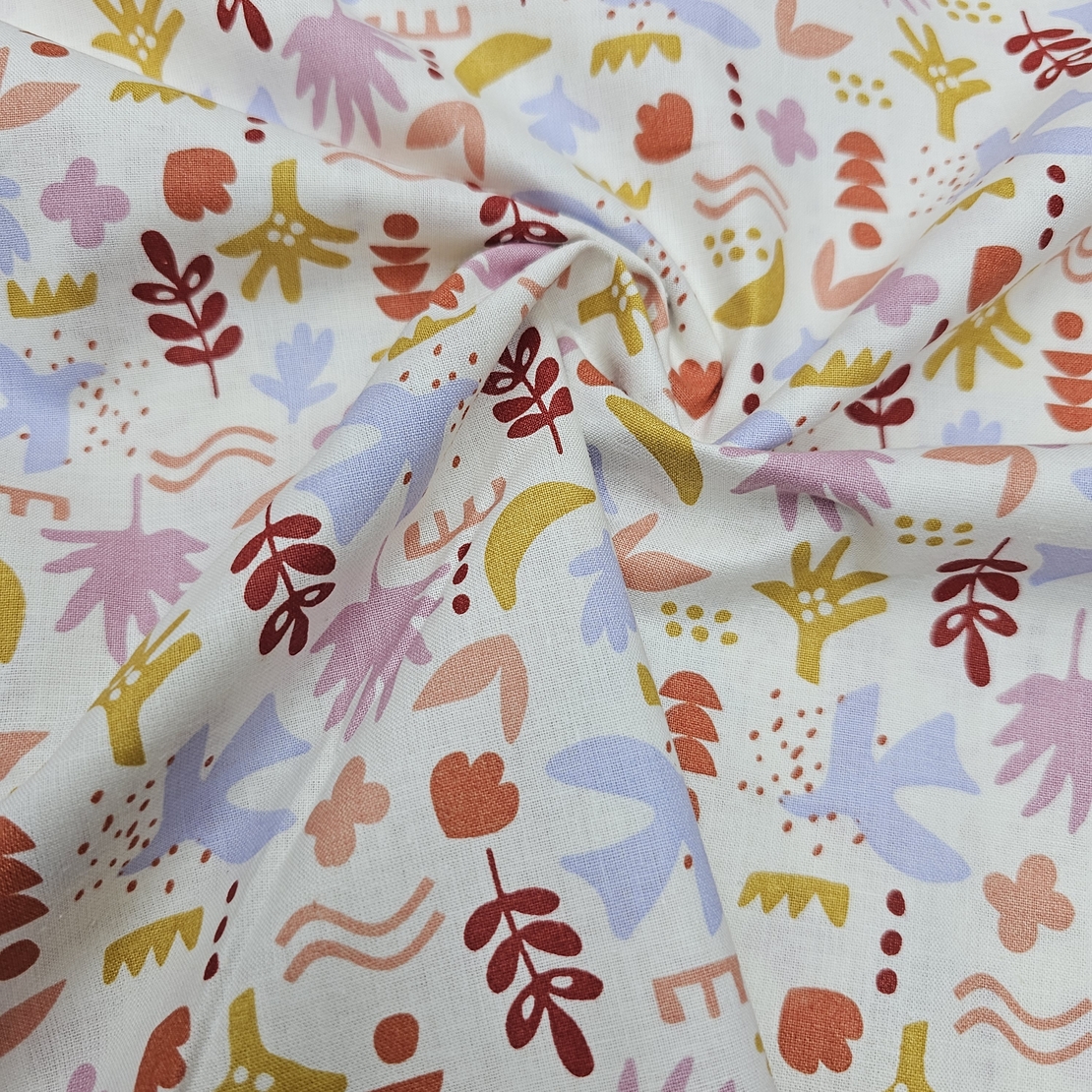 אריג כותנה דפוס ציפורים ועלים על רקע לבן חם