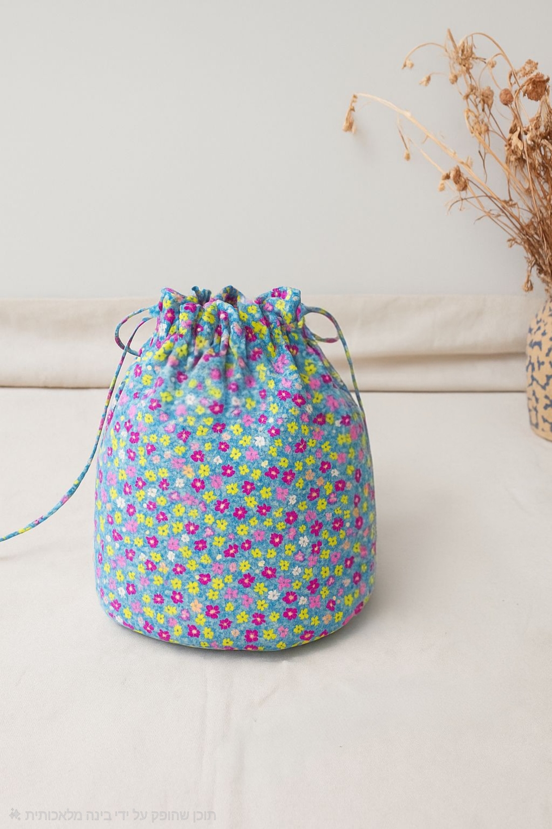 אריג כותנה דפוס פרחים שמחים על רקע טורקיז